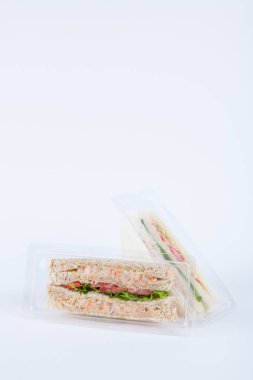 Plastik bir pakette sandviç 