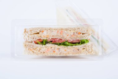 Plastik bir pakette sandviç 