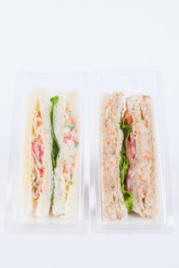 Plastik bir pakette sandviç 