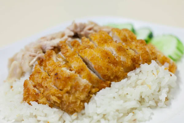 Frango frito e frango a vapor com arroz — Fotografia de Stock