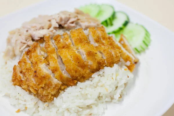 Frango frito e frango a vapor com arroz — Fotografia de Stock