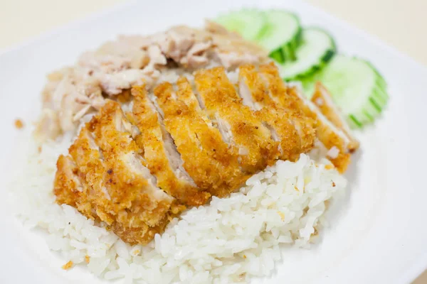 Ayam goreng dan ayam uap dengan nasi — Stok Foto
