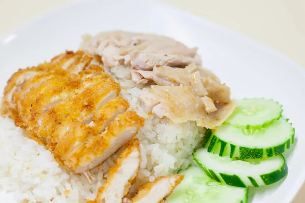 Ayam goreng dan ayam uap dengan nasi — Stok Foto