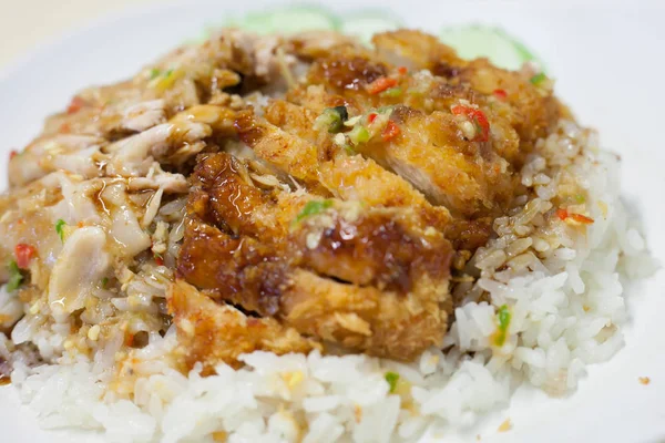Ayam goreng dan ayam uap dengan nasi — Stok Foto