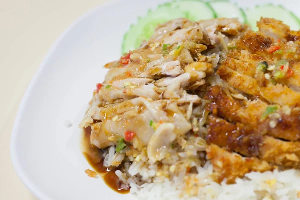 튀긴된 닭고기와 쌀과 증기 치킨 — 스톡 사진