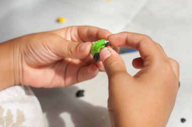 Çocuk eller ev Tayland at hamuru ile.