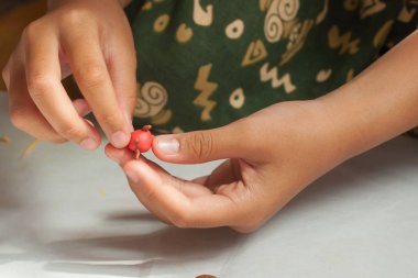 Çocuk eller ev Tayland at hamuru ile.