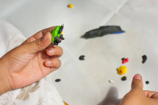 Manos de niño con plastilina en casa en Tailandia . — Foto de Stock