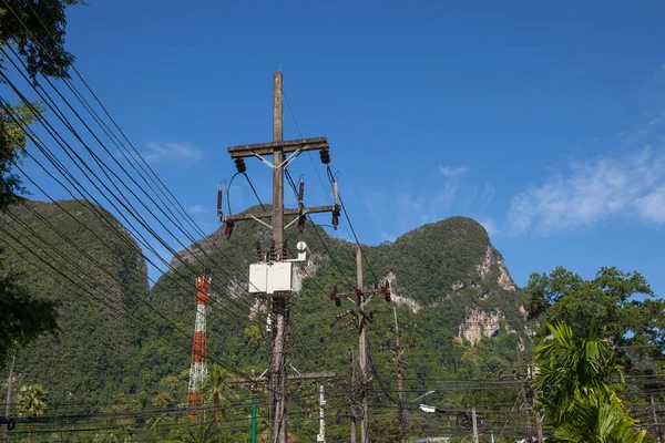 Pólo de eletricidade no céu azul na Tailândia — Fotografia de Stock