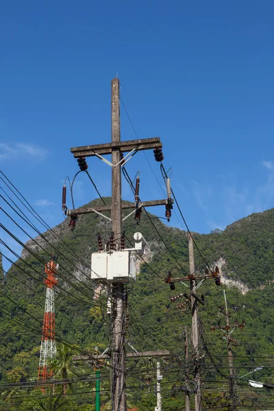 Poteau électrique dans le ciel bleu à Thaïlande — Photo