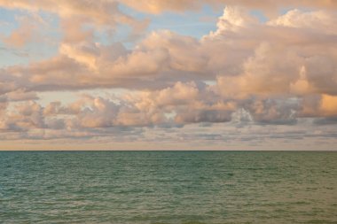 güzel gün batımı, gökyüzü ve bulutlar yağmur geliyor Tayland önce.