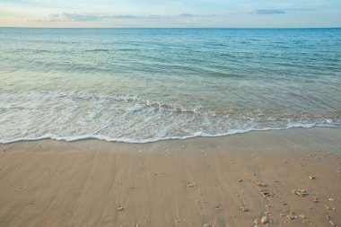 Tayland 'da gün batımından önce bir kumsal manzarası.