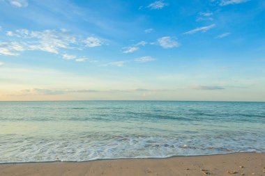 Tayland 'da gün batımından önce bir kumsal manzarası.