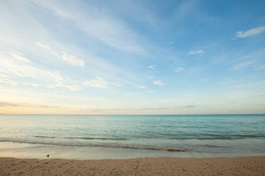 Tayland 'da gün batımından önce bir kumsal manzarası.