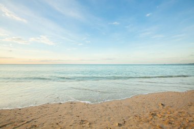 Tayland 'da gün batımından önce bir kumsal manzarası.
