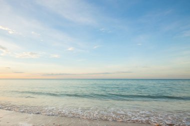 bir plaj gün batımına bakış