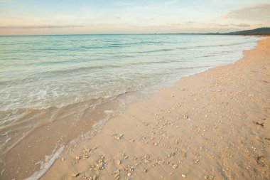 Tayland 'da gün batımından önce bir kumsal manzarası.