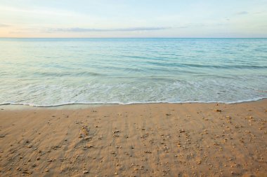 Tayland 'da gün batımından önce bir kumsal manzarası.