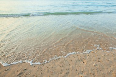 Dalga Tayland gün batımından önce kum plaj deniz.