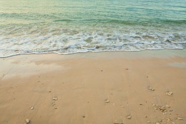 Dalga Tayland gün batımından önce kum plaj deniz.