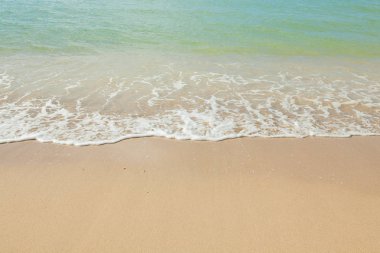 Denizin dalgası Tayland 'da kumsalda.