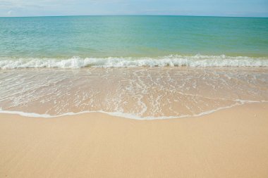 Denizin dalgası Tayland 'da kumsalda.