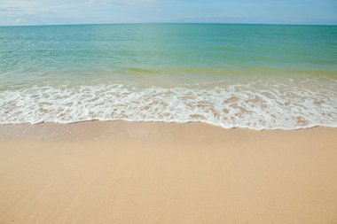 Denizin dalgası Tayland 'da kumsalda.