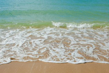 Denizin dalgası Tayland 'da kumsalda.