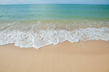 Denizin dalgası Tayland 'da kumsalda.