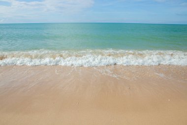 Denizin dalgası Tayland 'da kumsalda.