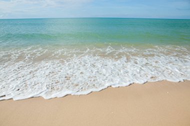 Deniz dalgası kumsalda