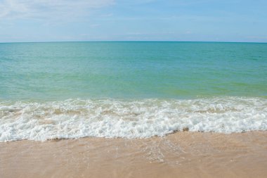 Denizin dalgası Tayland 'da kumsalda.