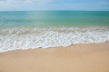 Denizin dalgası Tayland 'da kumsalda.
