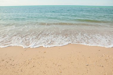 Denizin dalgası Tayland 'da kumsalda.