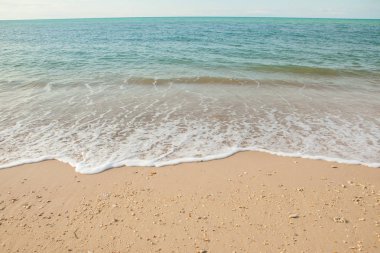 Denizin dalgası Tayland 'da kumsalda.