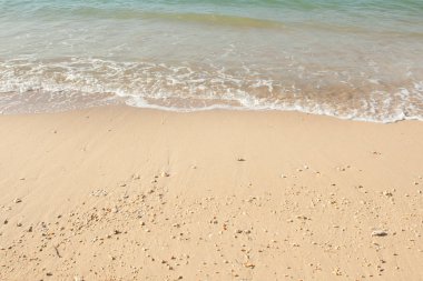 Denizin dalgası Tayland 'da kumsalda.