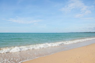 Denizin dalgası Tayland 'da kumsalda.