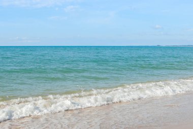 Denizin dalgası Tayland 'da kumsalda.