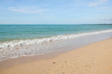 Denizin dalgası Tayland 'da kumsalda.