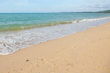 Denizin dalgası Tayland 'da kumsalda.