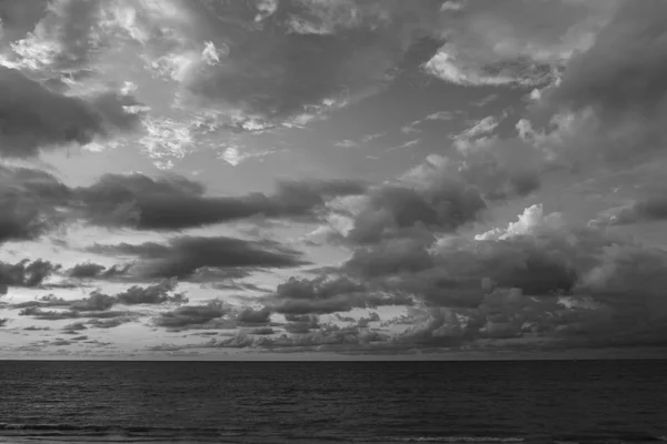 Cielo bianco e nero e nuvole prima che piova in Thailandia . — Foto Stock