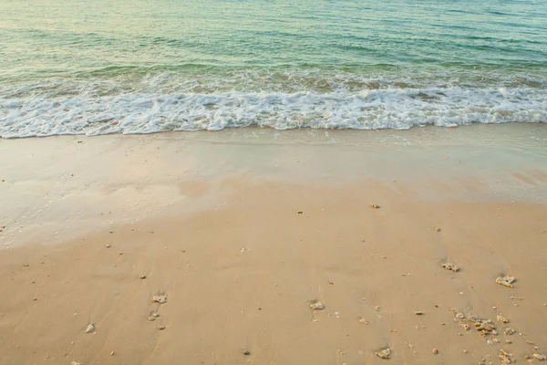Волна Моря Песчаном Пляже Перед Закатом Таиланде — стоковое фото