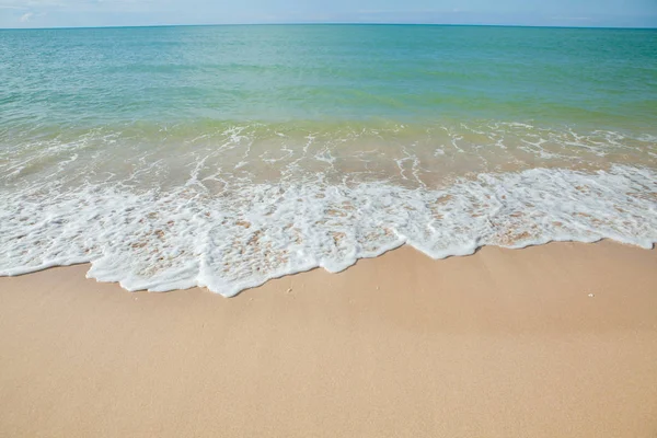 Denizin dalgası Tayland 'da kumsalda.