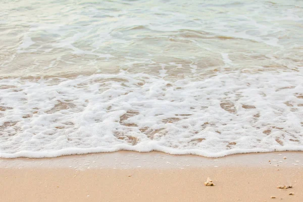 Волна моря на песчаном пляже — стоковое фото