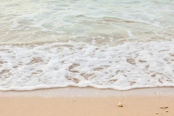 Onda del mare sulla spiaggia di sabbia — Foto Stock