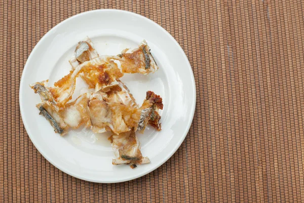 Os de poisson sur une assiette — Photo