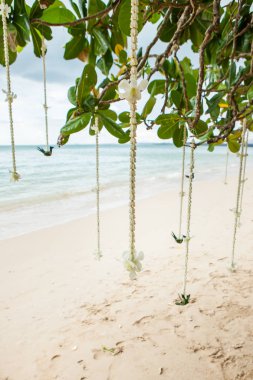Çiçek süslemeleri Tayland sahilde düğün