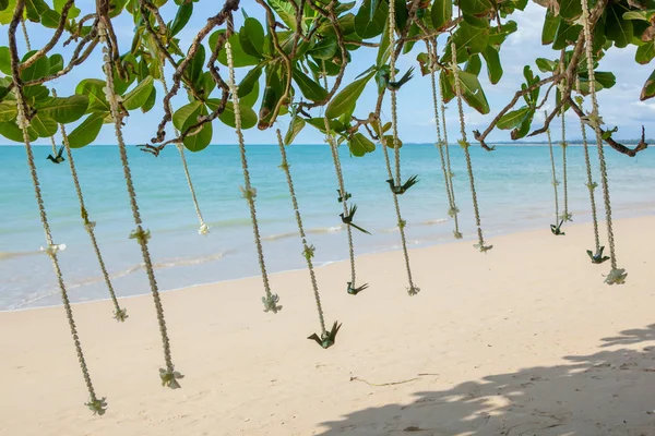 Çiçek süslemeleri Tayland sahilde düğün