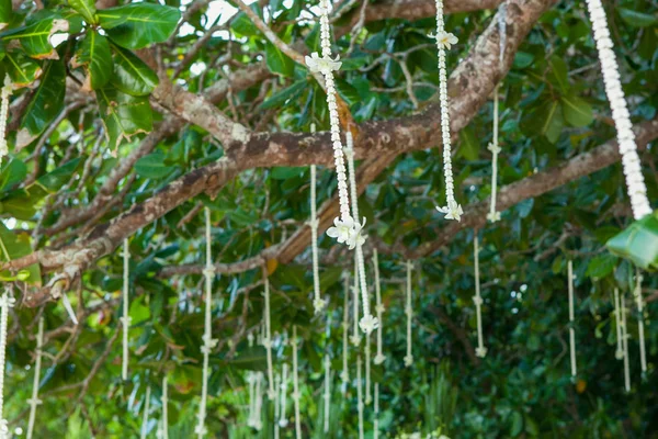 Çiçek süslemeleri Tayland sahilde düğün