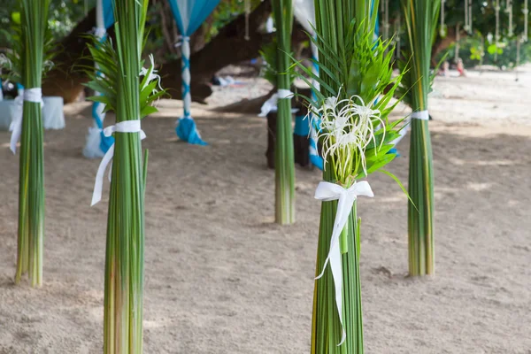 Bröllop blomsterdekorationer på stranden i Thailand — Stockfoto